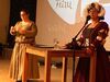 Tanja Weiß (rechts), Vorsitzende des Stiber-Fähnleins, beleuchtete die Rolle der Frau im Mittelalter.